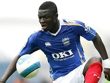 Portsmouth&#039;s Sulley Muntari controls the ball during their Premier League match against Blackburn at Fratton Park, Portsmouth on April 27, 2008. AFP PHOTO/GLYN KIRK
