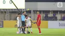Pemain timnas Indonesia U-20, Jens Raven mendapat kartu kuning dari wasit yang memimpin pertandingan. (Liputan6.com/Angga Yuniar)