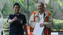 Direktur Utama nonaktif PLN Sofyan Basir (kanan) tiba di Gedung KPK, Jakarta, Kamis (27/6/2019). Sofyan berjalan menuju lobi KPK dengan memakai rompi tahanan dan tangan terborgol, tetapi dia terlihat menutupinya dengan lembaran kertas. (merdeka.com/Dwi Narwoko)