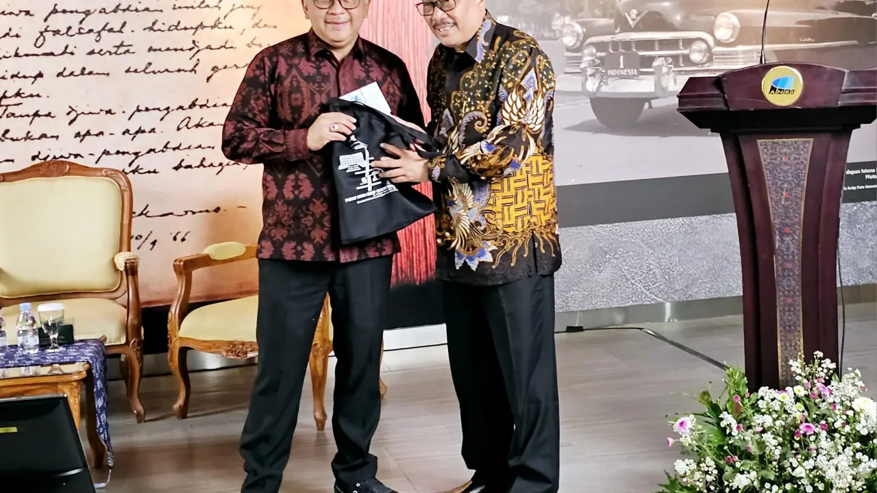 Pelaksana Tugas (Plt.) Kepala Arsip Nasional Republik Indonesia (ANRI), Imam Gunarto Bersama Sekjen PDIP Hasto Kristiyanto