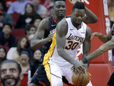 Pemain Lakers, Julius Randle (30) berusaha keluar dari kepungan dua pemain Rockets pada lanjutan NBA basketball game di Toyota Center, Houton, (31/12/2017). Rockets menang 148-142. (AP/Michael Wyke)
