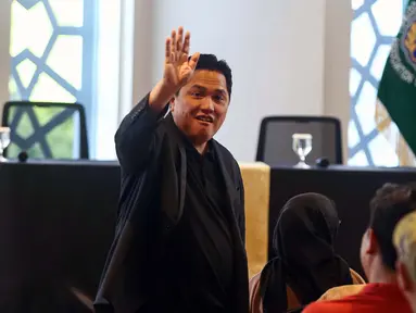 Ketua Umum Perserikatan Sepakbola Seluruh Indonesia (PSSI), Erick Thohir menyapa wartawan sesaat sebelum memberi keterangan terkait perkembangan Timnas Indonesia di Jakarta, Selasa (25/2/2025). (Liputan6.com/Angga Yuniar)