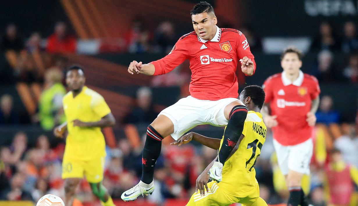 Berlabel pemain bintang dari Real Madrid, Casemiro harus berjuang mendapatkan tempat di tim utama Manchester United. Namun perlahan-lahan gelandang berbanderol 70 juta Euro itu sukses menunjukan kelasnya dan mampu menggesar Scott McTominay dari tempat utama di lini tengah MU. (AFP/Lindsey Parnaby)