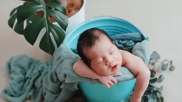 5 Gaya Pemotretan Baby Born Anak Westny Dj, Menggemaskan