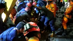 Petugas gabungan tim pemadam bersama tim basarnas akhirnya berhasil mengevakuasi jasad oekerha galian PAM Paljaya, di Penjaringan, Jakarta Utara, subuh tadi.