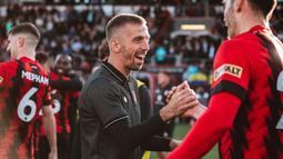 Gary O'Neil dipercaya oleh Bournemouth mengisi kursi pelatih kepala klub mereka. Ia sebelumnya merupakan asisten pelatih yang kemudian ditunjuk untuk menggantikan Scott Parker setelah The Cherries kekalahan telak 9-0 dari Liverpool. Hingga pekan kesembilan, O'Neil berhasil membawa klubnya menempati urutan kedelan dengan raihan 12 poin. Pria kelahiran Beckenham ini untuk sementara berhasil memenuhi ekspektasi penggemar dan pemilik klub. (Twitter/@afcbournemouth)