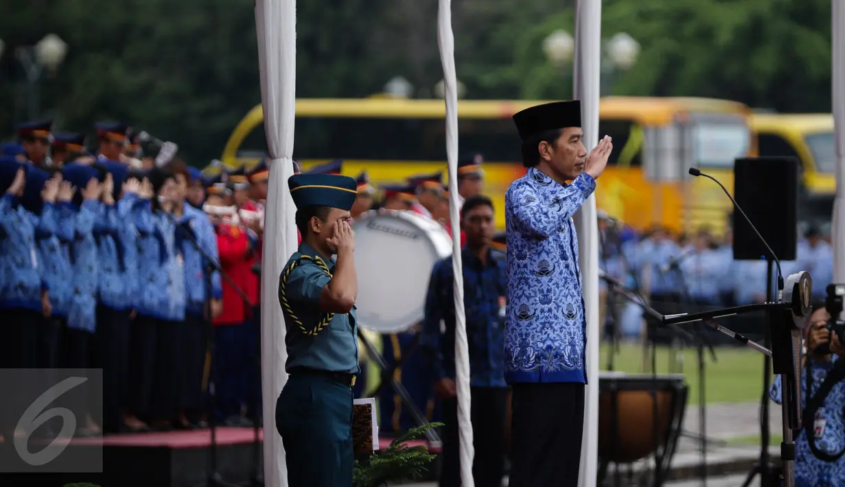Presiden Jokowi bertindak sebagai Inspektur upacara peringatan HUT ke-45 Korps Pegawai Republik Indonesia (Korpri) di Silang Monas, Jakarta, Selasa (29/11). Acara dihadiri ribuan PNS lintas instansi berpakaian adat. (Liputan6.com/Faizal Fanani)