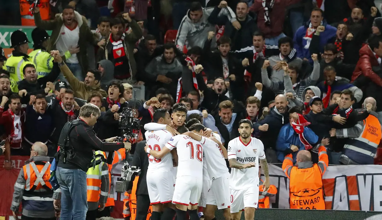 Para pemain Sevilla merayakan gol yang dicetak oleh Joaquin Correa ke gawang Liverpool pada laga Liga Champions di Stadion Anfield, Kamis (14/9/2017). Liverpool ditahan imbang 2-2 oleh Sevilla. (AP/Frank Augstein)