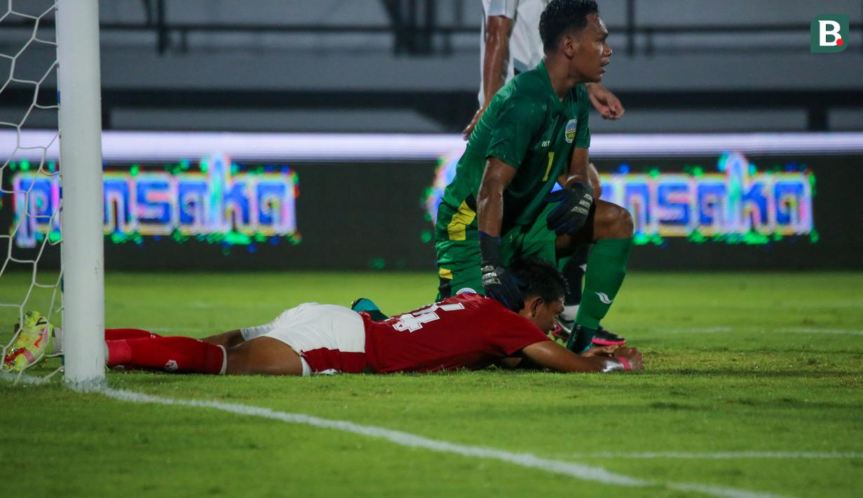 Timnas Garuda kembali memperoleh peluang pada menit ke-21. Kali ini tembakan Dedik Setiawan dari dalam kotak penalti usai mengontrol bola dengan dadanya hanya membentur tiang gawang. (Bola.com/Maheswara Putra)
