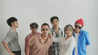 Maliq &amp; D'Essentials Rilis Senja Teduh Pelita Versi Unplugged, Kenang Momen Manis Bareng Coldplay