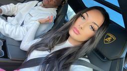 Tammy Abraham dan Leah Monroe selalu kompak di berbagai momen. Seperti saat Tammy mengajak Leah berkeliling kota dengan mobil mewahnya. Kekompakan juga terlihat dari outfit yang dikenakan Tammy dan Leah Monroe saat hangout. (Liputan6.com/IG/@leahmonroe_)