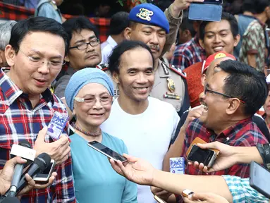 Cagub DKI no urut dua, Ahok memberikan keterangan pers usai melakukan pertemuan tertutup di markas Slank, Jakarta, Kamis (22/12/2016). Kedatangan keduanya disambut langsung oleh manager dan personel Slank. (Liputan6.com/Herman Zakharia)
