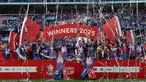 Para pemain Crystal Palace merayakan gelar juara Piala FA 2024/2025 setelah mengalahkan Manchester City dalam laga final yang berlangsung di Stadion Wembley, London, Inggris, Sabtu (17/05/2025). (AFP/Adrian Dennis)
