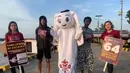 Maskot Piala Dunia 2022, La'eeb berfoto bersama warga saat mengunjungi Dermaga Banjar Raya,  Banjarmasin, Sabtu (29/10/2022). Kedatangan La'eeb ini menambah kemeriahan jelang bergulirnya Piala Dunia 2022 pada November mendatang. (FOTO: Dok. SCM)