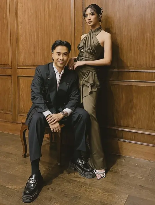 Begitupun dengan Sheila Dara yang juga mengenakan dress bridesmaid warna hijau army model cross neck. [@sheiladaisha]