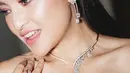 Melengkapi tampilannya dengan anting-anting silver rain drop serta kalung silver dengan model unik. Membuat tampilan Marshanda semakin mewah.  [@marshanda99]