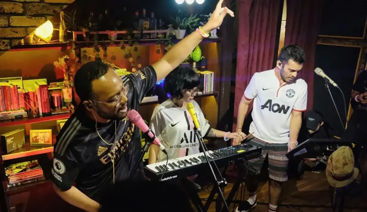Pasalnya, ketiganya juga terlihat kompak menggunakan busana dengan konsep senada. Tak sampai disitu saja, namun, masing-masing juga terlihat memainkan alat musik tersendiri. (Liputan6.com/IG/@tatahir)