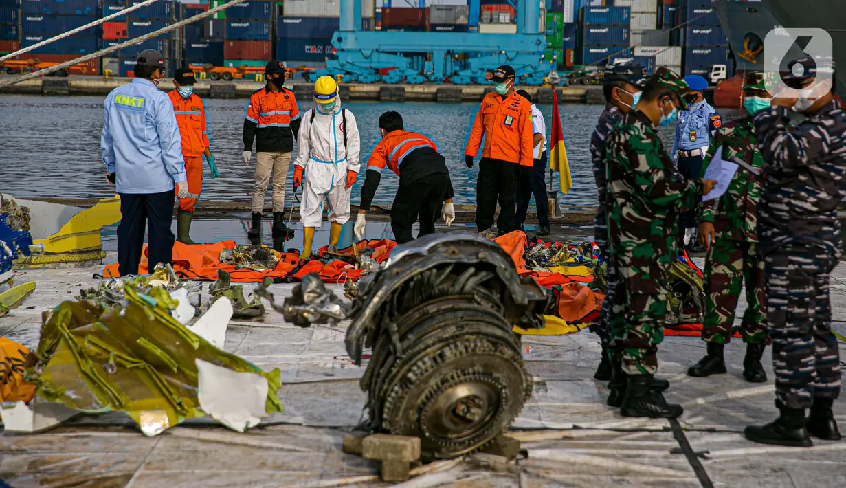 Petugas gabungan melakukan identifikasi pesawat Sriwijaya Air SJ 182 di Dermaga JICT, Tanjung Priok, Jakarta, Kamis (21/1/2021). Operasi SAR korban Sriwijaya Air SJ 182 ditutup setelah berjalan selama 13 hari sejak 9 Januari 2021. (Liputan6.com/Faizal Fanani)