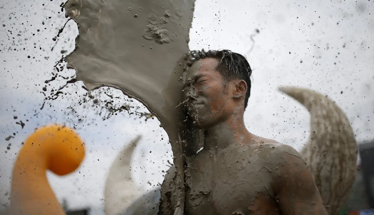 Seorang pria terkena lumpur saat bermain dalam Festival lumpur Boryeong di pantai Daecheon, Boryeong, Korea Selatan, (15/7). Festival lumpur Boryeong selalu mengadakan berbagai perlombaan yang menggunakan arena berlumpur. ( REUTERS/Kim Hong-Ji)