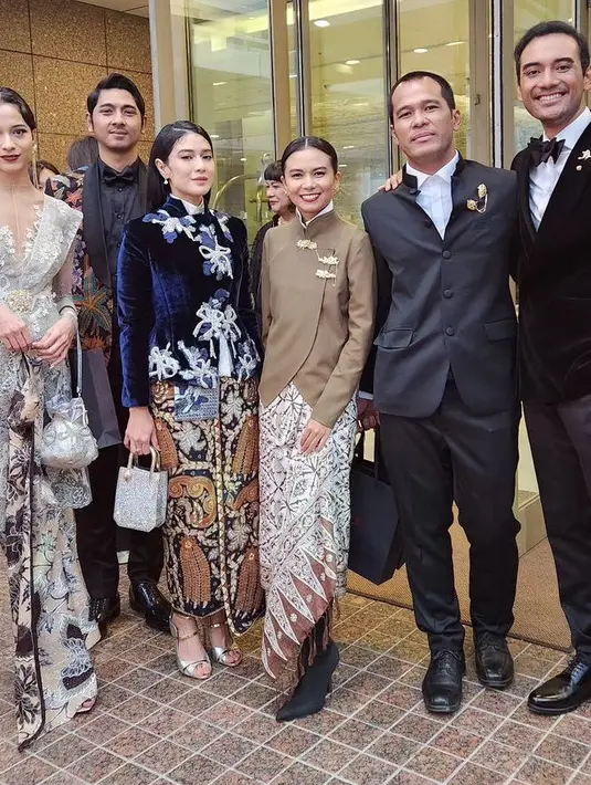 <p>Gaya Pemain dan Tim Gadis Kretek di Red Carpet Busan Internasional Film Festival. [Instagram/Hagaikapan]</p>