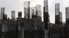 Pekerja menyelesaikan konstruksi baja untuk bangunan bertingkat di Jakarta, Jumat (5/4). Kementerian Perindustrian menargetkan produksi baja nasional mencapai 17 juta ton pada 2019. (Liputan6.com/Immanuel Antonius)