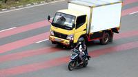 Ilustrasi pengendara sepeda motor di jalan raya (Otosia.com/Nazar Ray)