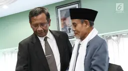 Mahfud MD (kiri) saat menghadiri pertemuan MUI terkait krisis perdamaian dan keamanan kawasan Timur Tengah di Jakarta, Rabu (7/6). (Liputan6.com/Immanuel Antonius)