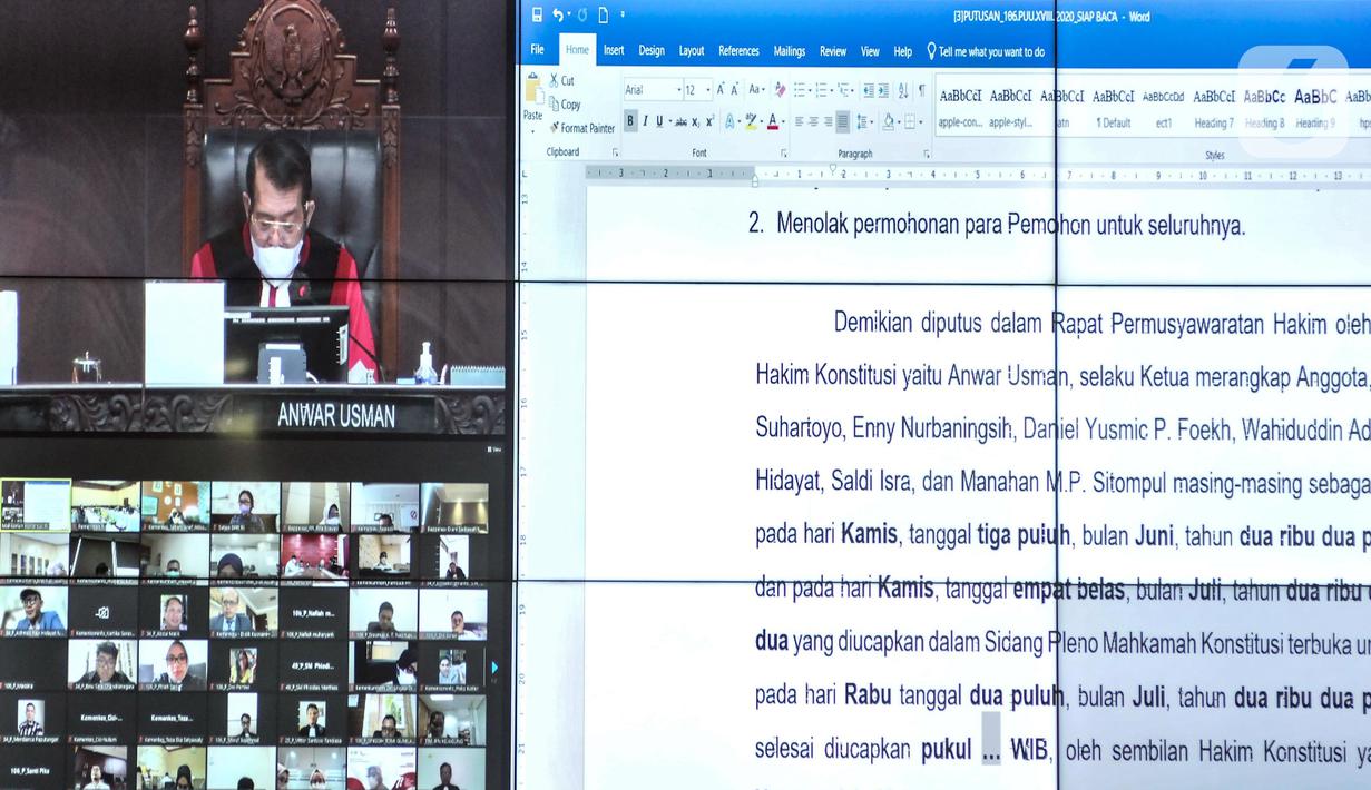 Para pemohon menyaksikan secara daring atau online jalannya sidang uji materi Undang-Undang Nomor 35 Tahun 2009 tentang Narkotika terhadap UUD 1945 atau legalisasi ganja untuk medis di Gedung Mahkamah Konstitusi, Jakarta, Rabu (20/7/2022). MK menolak uji materi UU Narkotika terhadap UUD 1945 terkait penggunaan ganja medis untuk kesehatan dan menilai materi yang diuji adalah kewenangan DPR dan pemerintah. (merdeka.com/Iqbal S. Nugroho)