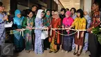 Istri Wakil Presiden, Mufidah Jusuf Kalla (tengah) bersiap membuka pameran 41 tahun IWAPI di Kementerian Perindustrian, Jakarta, Kamis (10/3/2016). 41 tahun IWAPI dimeriahkan dengan pameran produk kerajinan. (Liputan6.com/Helmi Fithriansyah)