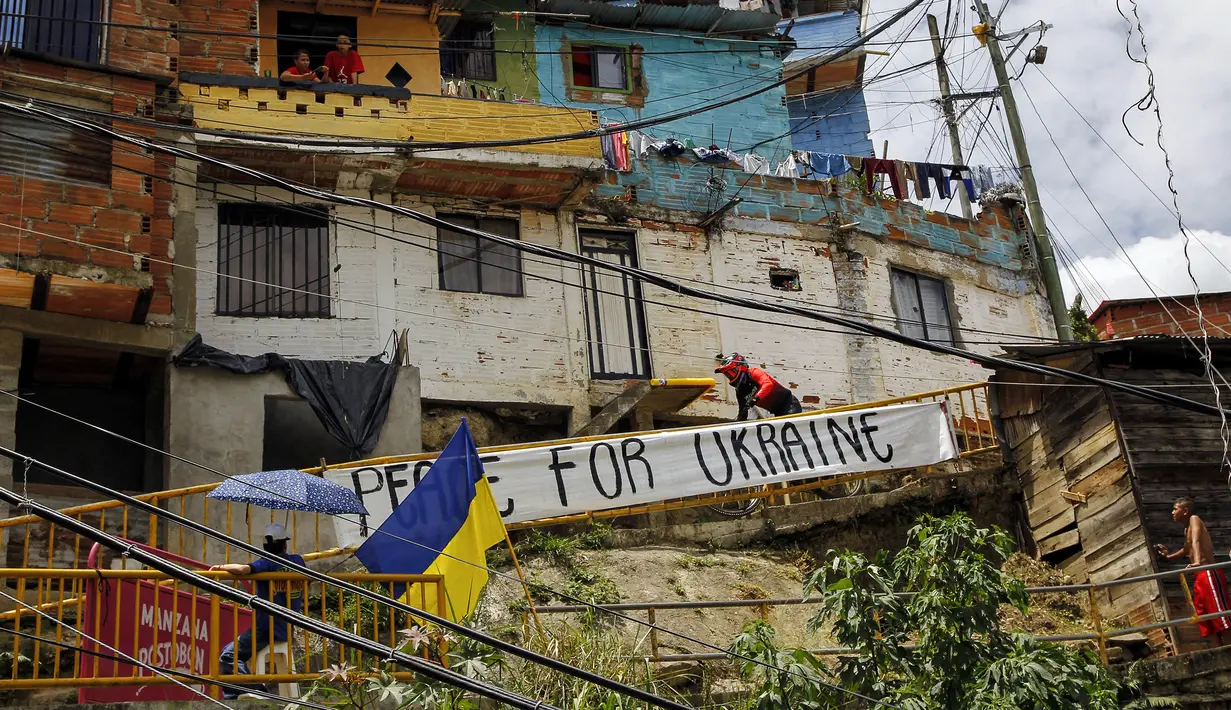 Pebalap sepeda Prancis, Adrien Loron memacu sepedanya pada ajang MTB Red Bull Medellín Cerro Abajo Urban Downhill, di perkampungan padat penduduk "La comuna 13", Medellin, Kolombia, pada 4 Maret 2023. (AFP/Freddy Builes)