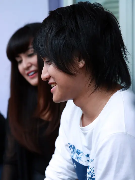 "Dia baik, nyambung juga, banyak hal positif yang ada di dia, Ya setiap hari dia juga makin romantis," ungkap Vicky saat ditemui Bintang.com di Kapten Tendean, Mampang, Jakarta Selatan, Selasa (5/4/2016). (Deki Prayoga/Bintang.com)