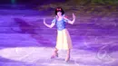 Putri Salju ikut tampil pada Disney On Ice bertajuk Dare to Dream! di Istora Senayan, Jakarta, Jumat (10/4/2015). Acara ini digelar untuk merayakan 75 tahun cerita mengenai Disney Princess (Liputan6.com/Panji Diksana)