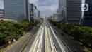 Suasana proyek konstruksi infrastruktur di kawasan Kuningan, Jakarta, Sabtu (11/4/2020). Gubernur DKI Jakarta Anies Baswedan menjelaskan bahwa proyek konstruksi boleh terus berjalan selama Ibu Kota berstatus Pembatasan Sosial Berskala Besar (PSBB). (merdeka.com/Imam Buhori)