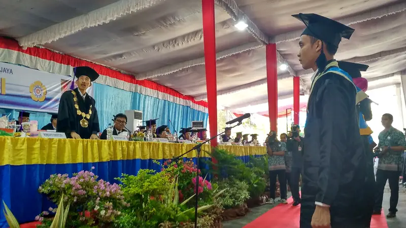 Perhelatan wisuda Polsri Palembang yang juga diikuti oleh pelaku penyebar ujaran kebencian terhadap Iriana Joko Widodo (Liputan6.com / Nefri Inge)