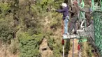 Seorang wanita berusia 64 tahun berhasil melakukan Bungee Jumps untuk melawan ketakutan dalam dirinya.