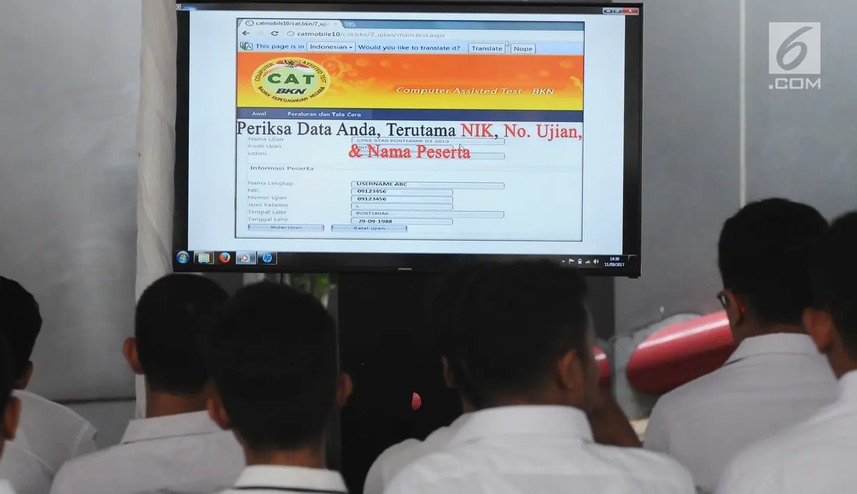 Peserta tes seleksi CPNS Kemenkumham melihat panduan pengisian jawaban sistem CAT di gedung BKN, Jakarta, Senin (11/9). Pada 2017, tercatat 1.116.138 pelamar CPNS mendaftar di lingkungan Kemenkumham. (Liputan6.com/Helmi Fithriansyah)