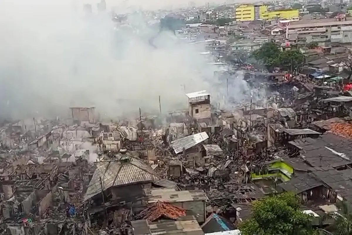 Kebakaran melanda permukiman di Jalan Kemayoran Gempol, Kemayoran, Jakarta Pusat, pada Selasa (21/1/2025)