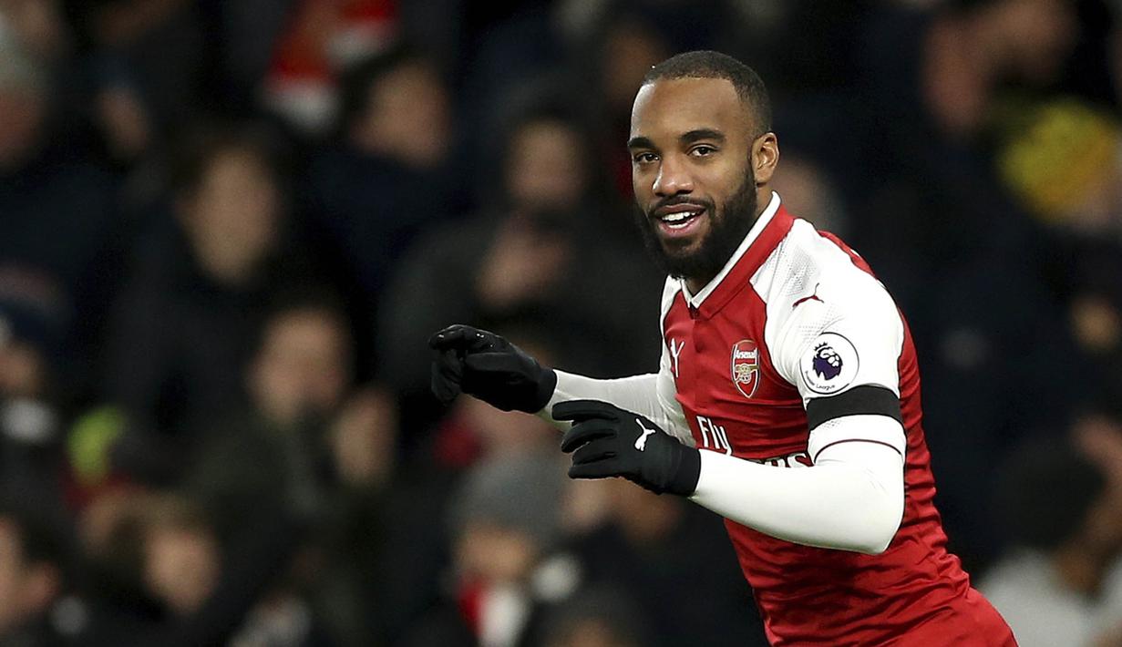 Striker Arsenal, Alexandre Lacazette, merayakan gol yang dicetaknya ke gawang Huddersfield pada laga Premier League di Stadion Emirates, London, Rabu (29/11/2017). Arsenal menang 5-0 atas Huddersfield. (AP/Nigel French)