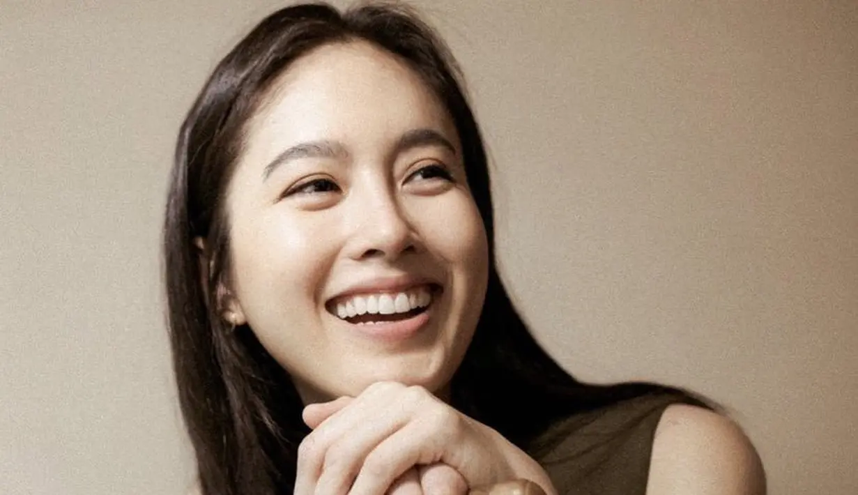 Wajahnya kembali terlihat tanpa makeup, Nong tampil cantik apalagi saat tersenyum. @poydtreechada.