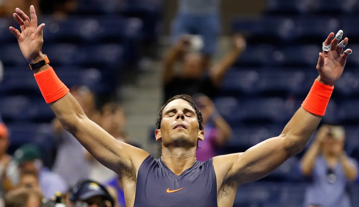 Petenis Spanyol, Rafael Nadal berselebrasi setelah memenangkan pertandingan perempat final turnamen AS Terbuka di New York, AS, (5/9). Nadal berhasil melaju ke babak semifinal setelah mengalahkan Dominic Thiem dari Austria. (AP Photo/Adam Hunger)