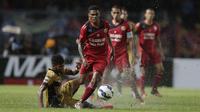 Gelandang serang Semen Padang, Vendry Mofu, menggiring bola melewati pemain Mitra Kukar pada laga final Piala Jenderal Sudirman. Semen Padang sempat unggul 1-0. (Bola.com/Vitalis Yogi Trisna)