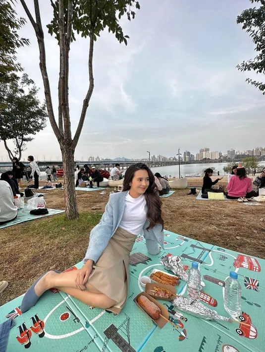 Seperti padanan knit cardigan biru, kaus putih, dan pleated skirt coklat. [@bebytsabina]