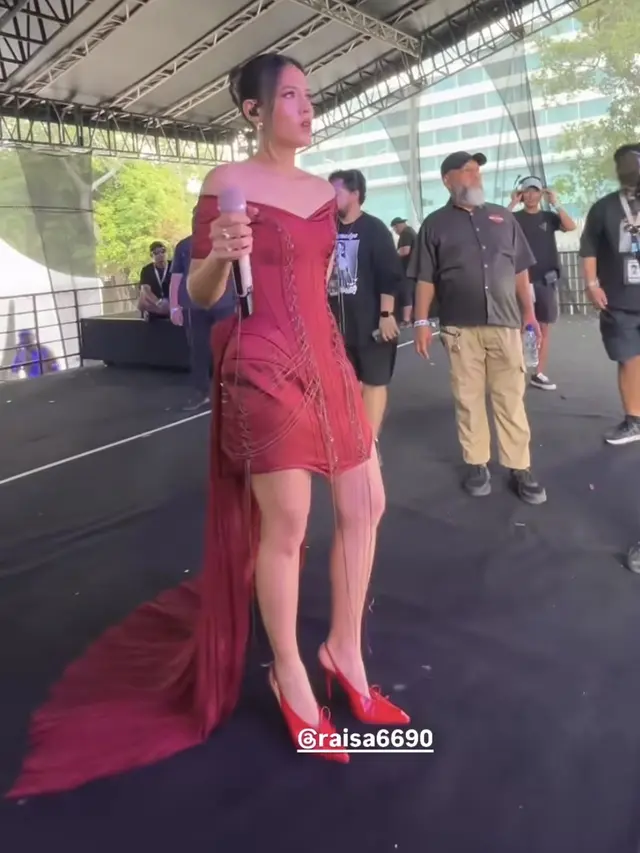 Raisa tampil serba merah di Pestapora 2025. [@litawenas]