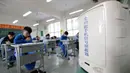Sebuah mesin pemblokir sinyal telepon ditempatkan di ruangan selama simulasi ujian di Handan, Provinsi Hebei, China, (6/6). Demi mencegah kecurangan, pemeriksaan dan pengawasan ekstra ketat dilakukan selama ujian berlangsung. (AFP/STR)