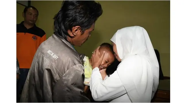 Suasana terasa begitu haru saat Gubernur Khofifah menjenguk warga di Asrama Transito Disnakertrans Jatim.