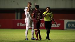 Dua menit berselang, Hamim Tohari menjatuhi dua kartu kuning sekaligus, masing-masing untuk Yann Motta dan Erwin Gutawa. (Foto: Bola.com/Ikhwan Yanuar)