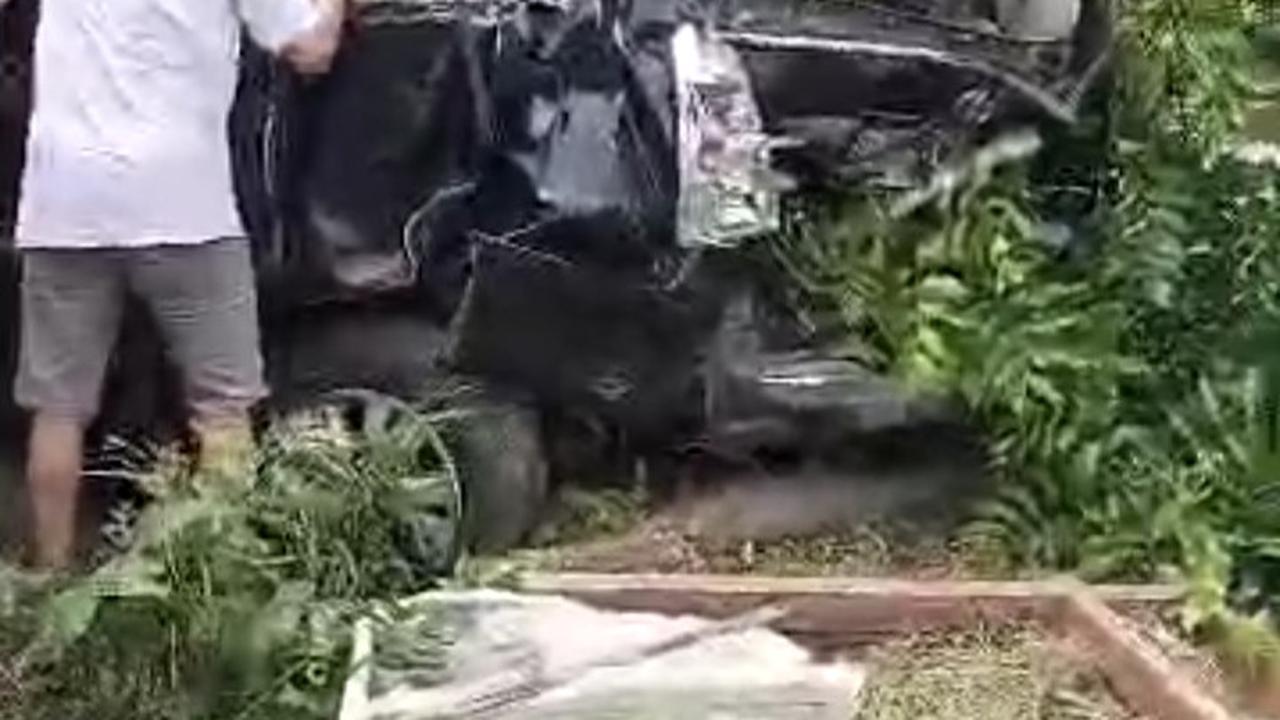 Kondisi Mobil Kijang Inova yang tertabrak kereta api Probowangi diperlintasan tak berpalang pintu di Banyuwangi (Istimewa)