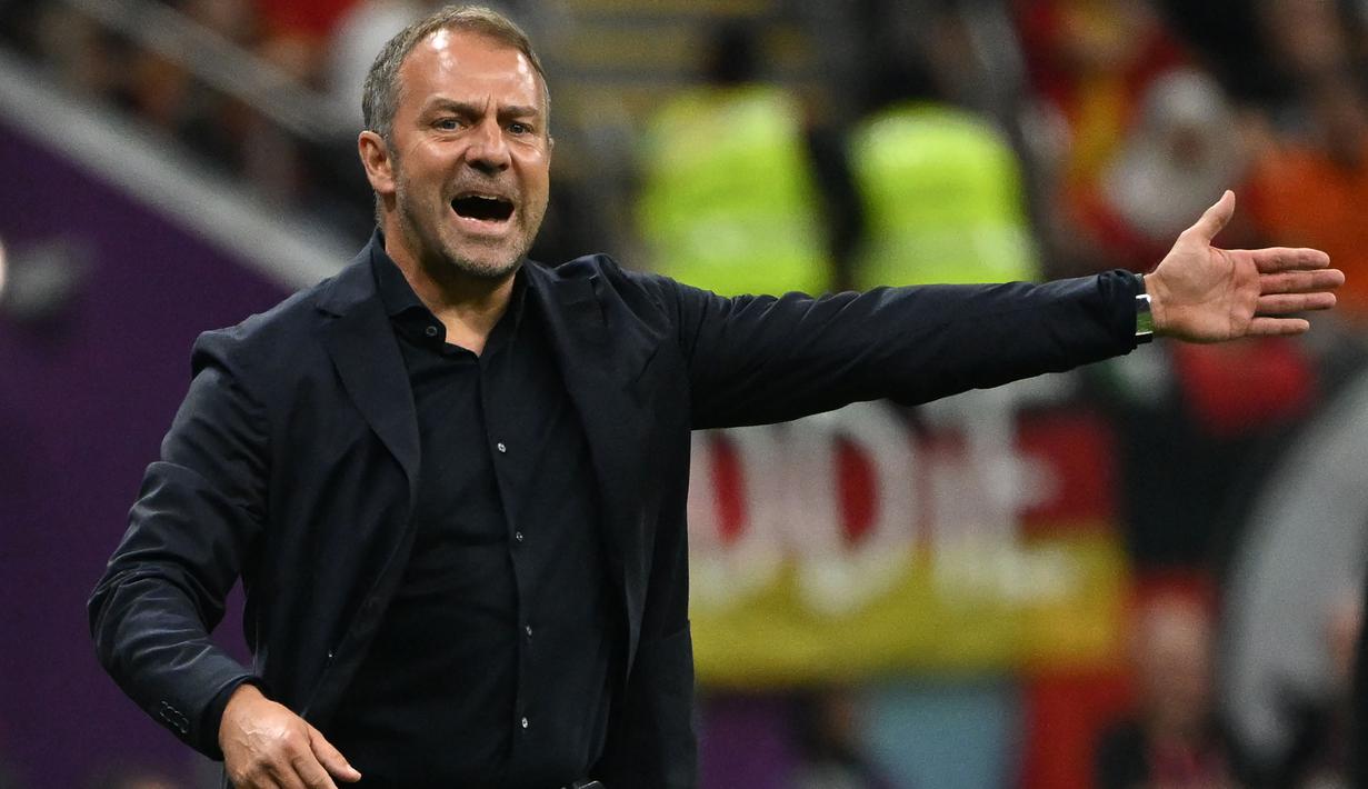 Hansi Flick yang dilengserkan dari kursi pelatih Timnas Jerman sejak September 2023 tak lain adalah mantan pelatih Bayern Munchen yang berhasil mempersembahkan treble winners pada musim 2019/2020. Namun Bayern Munchen harus bersaing dengan beberapa klub besar lainnya, seperti Barcelona dan Liverpool yang juga tertarik menggunakan jasanya. (AFP/Ina Fassbender)