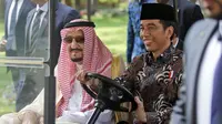 Presiden Indonesia Joko Widodo menjadi supir Raja Salman saat berkeliling di Istana Presiden, Jakarta, Kamis (2/3). Raja Salman membawa sebanyak 1.500 orang termasuk di dalamnya putera mahkota, pangeran dan para menteri. (AFP PHOTO /POOL/ Dita Alangkara)
