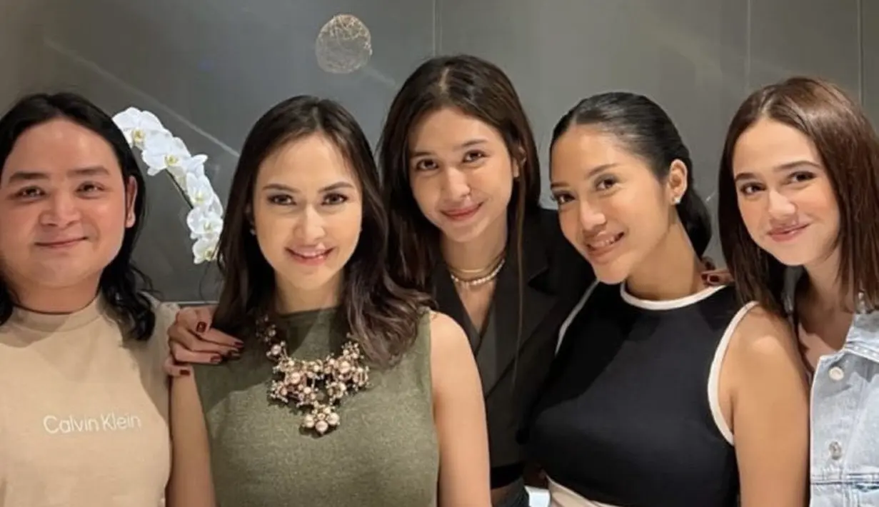 Untuk gaya makeup, Mikha tampil natural dengan riasan wajahnya terlihat hanya mengenakan lipstik matte tipis dengan rambut panjang yang digerai. @indrakharismabener